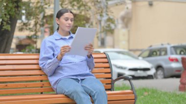 Latin Kadın Dışarıda Otururken Belgeleri Okurken