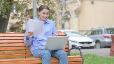 Laptop ve Dokümanlarda Çalışırken Latin Kadın Kutluyor