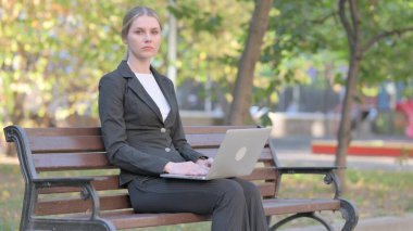 İş kadını Laptop 'ta çalışırken kameraya bakıyor