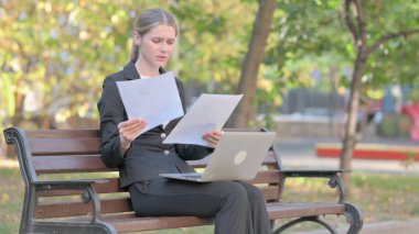 İş Kadını Sözleşmesi Okunurken ÜzgünName