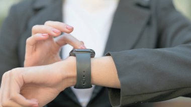 Smart Watch Outdoor kullanarak İş Kadınının Kapanışı