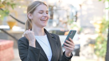 Smartphone Outdoor 'da Zaferi Kutlayan İş Kadını