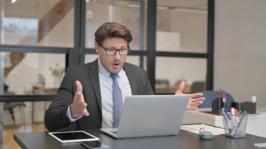 İşadamı Ofisteki Dizüstü bilgisayarda Kaybından Şok Oldu