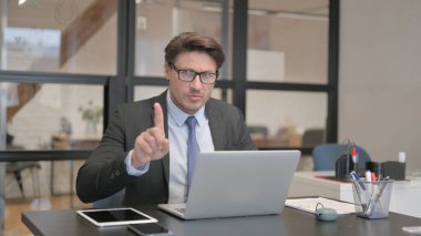 Ofiste Dizüstü bilgisayar kullanırken İşadamının Reddetmesi