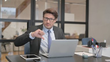 Ofisteki Dizüstü bilgisayarda İşadamından Başparmak İndirme