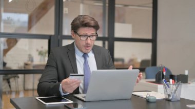 Bilgisayarda Çevrimiçi Ödeme Hatası İşadamı ÜzgünComment