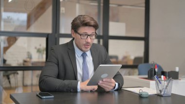 Genç İş Kadını Tablet 'te Video Sohbeti Yaparken Bir Benç' te Otururken