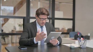 Tablette Kaybı Olan Genç İş Kadını Bench 'te otururken