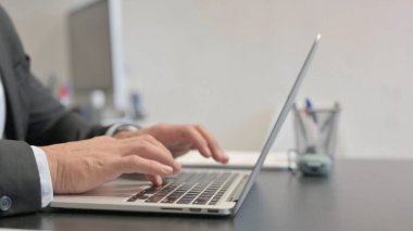 Bilgisayarda Daktilo Yazan İşadamının Kapanışı