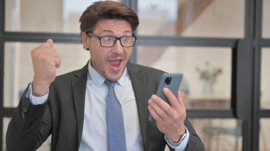 Ofiste Otururken İnternette Başarı Kutlaması Yapan İşadamı