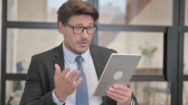 Genç İş Kadını Tablet 'te Video Sohbeti Yaparken Bir Benç' te Otururken