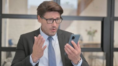 Bir bankta otururken İş Adamı Telefondaki Kaybından Şok Oldu