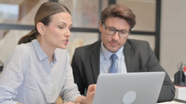 İş Adamı Toplantıda Kadın Ortağıyla Sohbet Ediyor