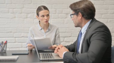 İş Kadını İşadamı ile Projeyi Tartışıyor