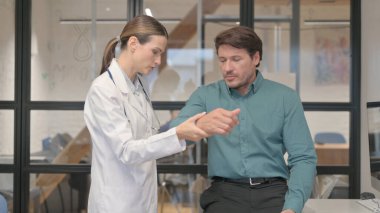 Ortopedik Doktor Kadın Hastanın Dirseğini İnceleme