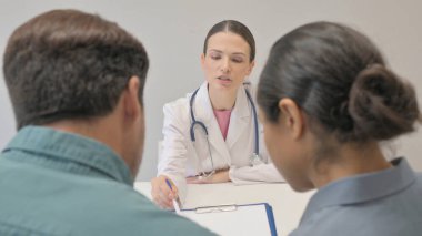 Kadın Doktor Çiftle Sağlık Raporunu Tartışıyor