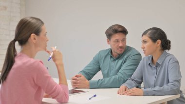 Yaratıcı Takım Arkadaşlarıyla Konuşan Genç Kadın