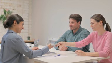 Hintli Emlakçı Para Alıyor, Anahtarları Veriyor ve Genç Çiftle Tokalaşıyor