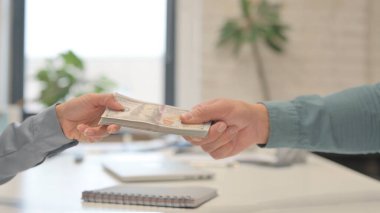 Para Vermenin ve El sıkışmanın Kapanışı