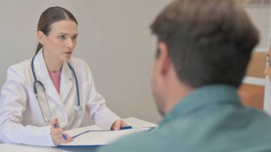 Kadın Doktor Hastayla Sağlık Raporunu Tartışıyor