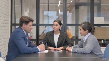 Hispanik İş Kadını Karışık Irk Takım Arkadaşlarıyla Konuşuyor