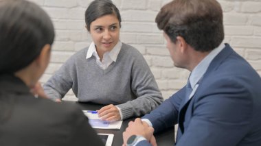 Hint iş kadınının takım arkadaşlarıyla konuşmasının yan görüntüsü