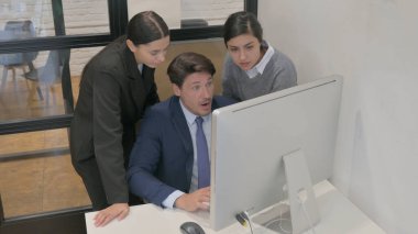 İş Adamları Bilgisayarda Kayıplara Tepki Veriyor