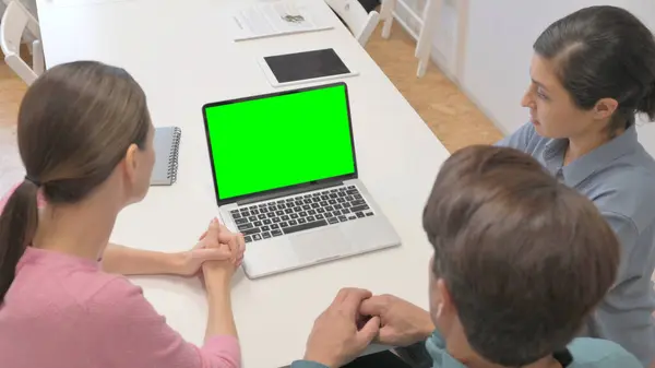 Visão Traseira Pessoas Multi Étnicas Usando Laptop Com Tela Verde Imagem De Stock