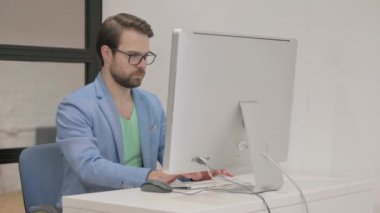 Ofisteki Masaüstü Bilgisayarında Yazan Genç Adam