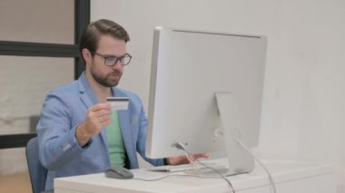 Genç Adam Çevrimiçi Alışveriş Başarısızlığı Masaüstü Bilgisayarında ÜzgünName