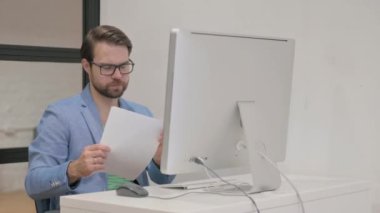 İş Raporu Olan Genç Adam Masaüstünde Çalışıyor