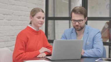 İş Adamları İşteki Laptop 'ta Video Sohbeti Yapıyor