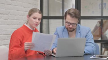 Ofiste Evrak İşleri yapan İş Adamları