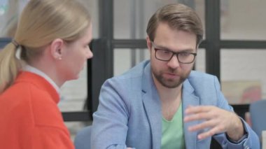 Ofiste İş Adamları Konuşuyor