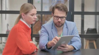 Office tablet üzerinde çalışan iş adamları