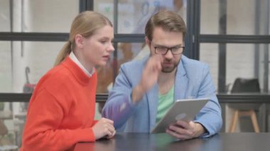 Tablet ile Video Sohbeti Yapan İş Adamları