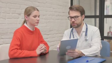 Erkek Doktor Çevrimiçi Tıbbi Raporunu Hastaya Gösteriyor