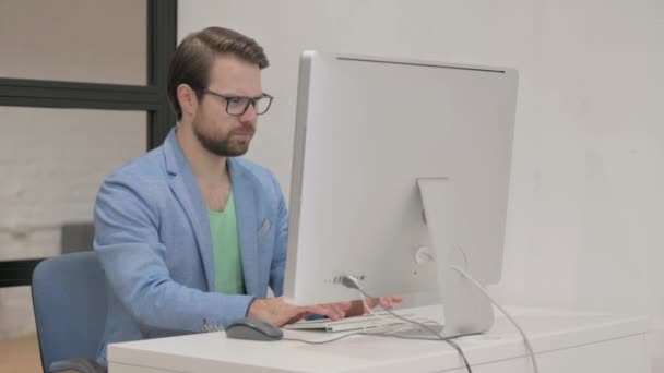 Junger Mann Hat Nackenschmerzen Bei Der Arbeit Schreibtisch — Stockvideo
