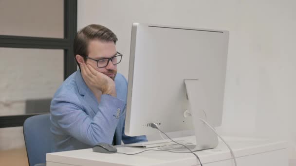 Tired Young Man Sleeping While Working Desktop — Stock Video