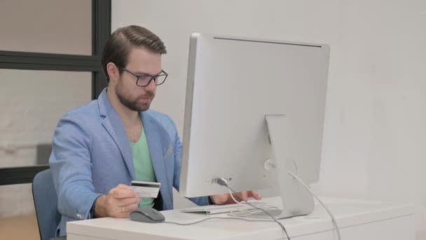 Ofisteki Masaüstü Bilgisayarından Alışveriş Yapan Genç Adam — Stok video