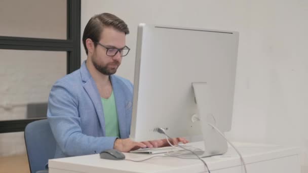 Thumbs Young Man Using Desktop Computer — Stock Video