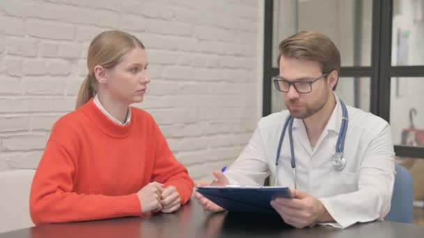 Läkare Diskuterar Behandlingsplan Med Patienten — Stockvideo