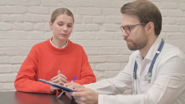 Lékař Naslouchá Pacientce Klinice — Stock video