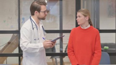 Öksüren Hasta Doktorla Sağlık Sorunlarını Tartışıyor