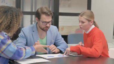 Ofiste Evrak İşleriyle meşgul İşadamları