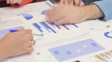 İş Raporu Üzerinde Çalışan Karışık Irk İnsanlarının Elleri