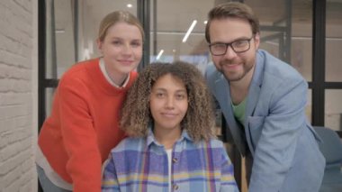 Baş Parmakla Karışık Irk İnsanlarının Portresi