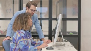 Heyecanlı Genç Takım Arkadaşları Masaüstünde Kutlama