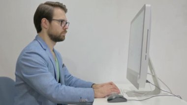 Masaüstünde Orta Yaşlı Adam Yazıyor