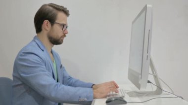 Ofiste Orta Yaşlı Adam Masaüstü Bilgisayarını Kullanıyor
